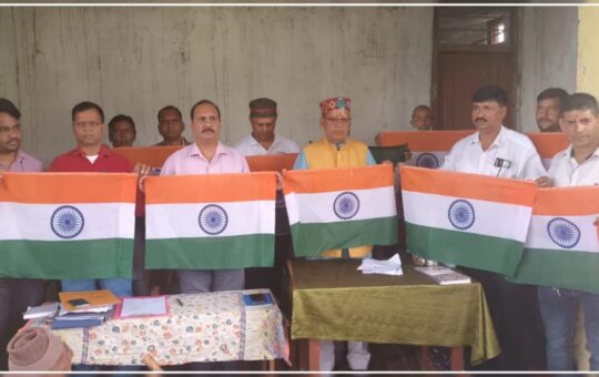 Appeal of MLA Fakir Ram Tamta to put tricolor in every house. Hillvani News