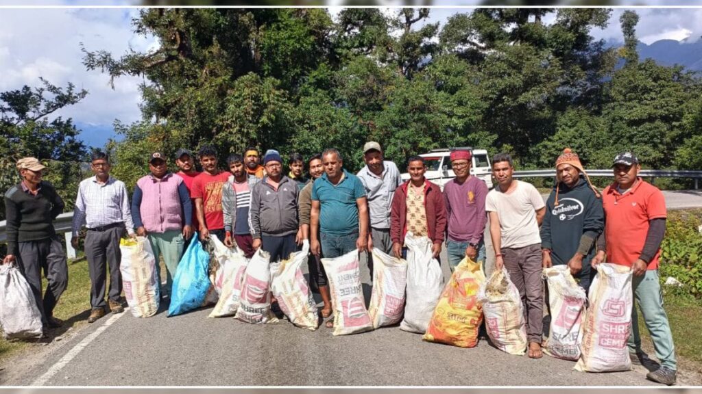 Traders and Forest Department launched cleanliness campaign at travel stops. Hillvani News