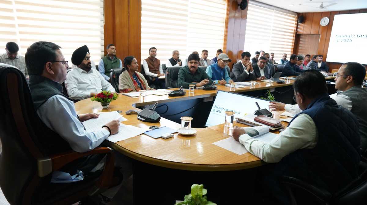 सीएम धामी ने की विभागों के कार्यों की समीक्षा, दिए