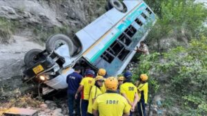 Bus full of 41 passengers fell into the ditch. Hillvani News