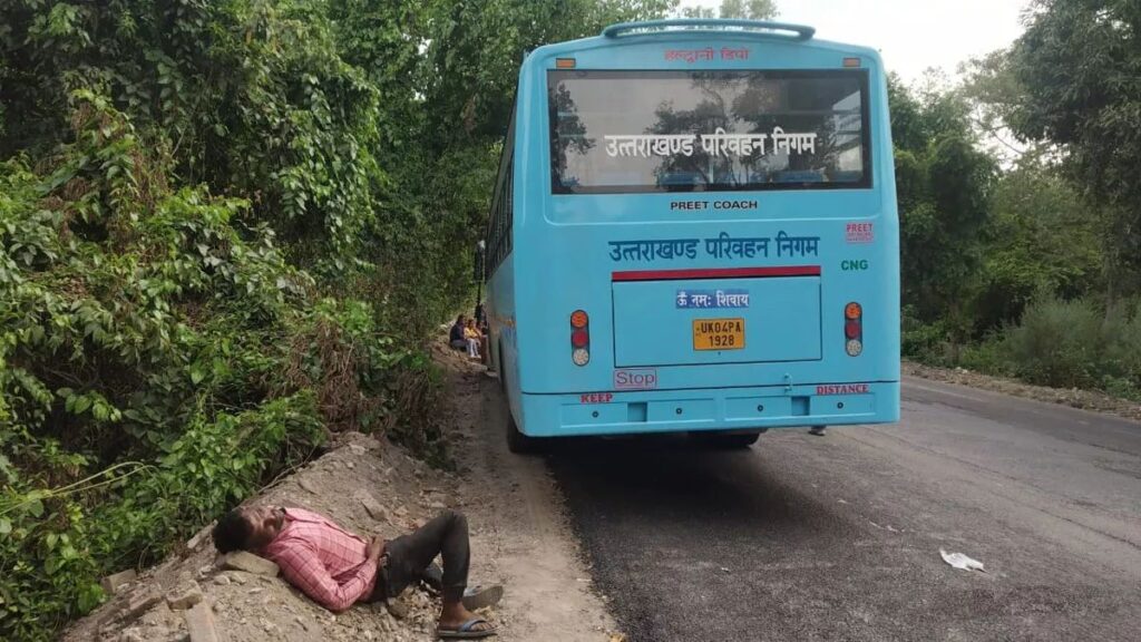 Uncontrolled bus full of 55 people. Hillvani News