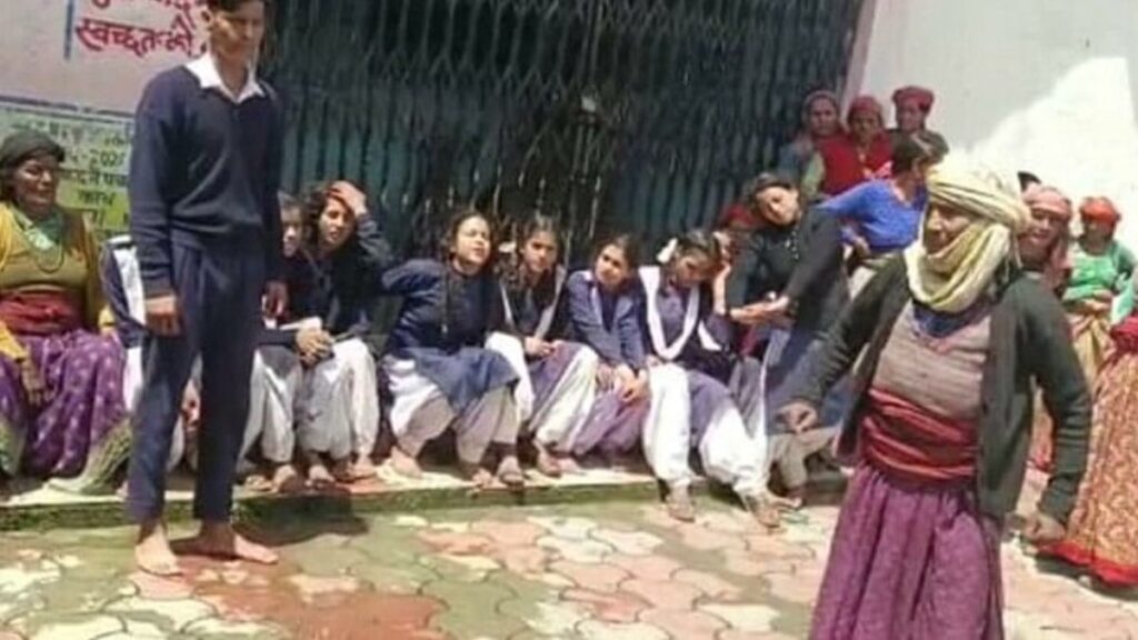 10 girl students fainted one after the other in school. Hillvani News