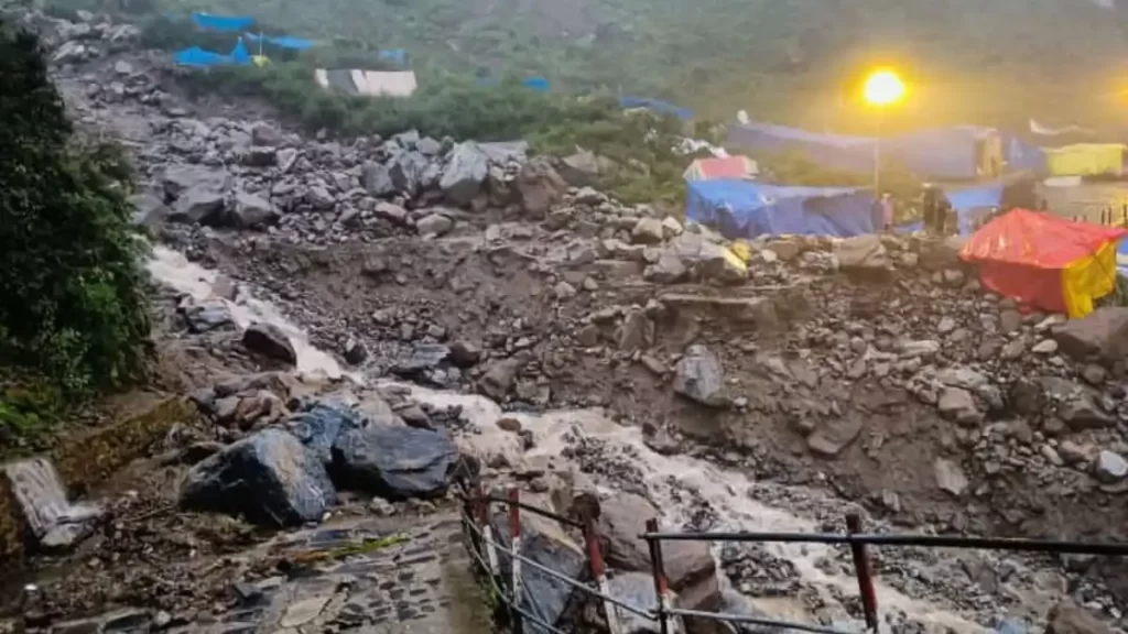 Kedarnath walkway destroyed. Hillvani News