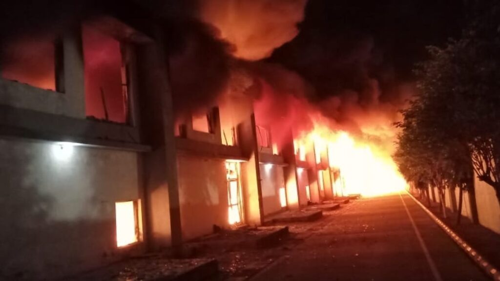 Fire broke out in bulb manufacturing factory.hillvani.com