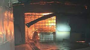 Fire broke out in liquor vends and dhabas. Hillvani News
