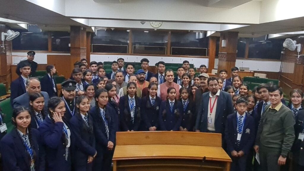 Students reached Vidhan Sabha for educational tour