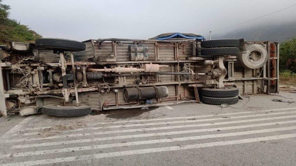 Truck accident in Srinagar