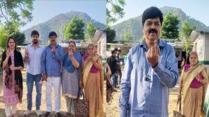Congress candidate Ganesh Godiyal voted with his family (2)