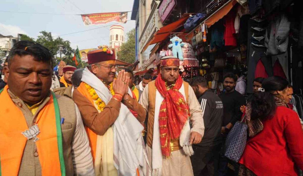 बीजेपी मेयर प्रत्याशी सौरभ थपलियाल ने महानगर अध्यक्ष के नेतृत्व में पलटन बाजार में जनसंपर्क किया…