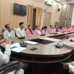 स्वास्थ्य के अग्रणी अमले संग डीएम ने किया धैर्ययुक्त संवादः आशाओं की जानी समस्या