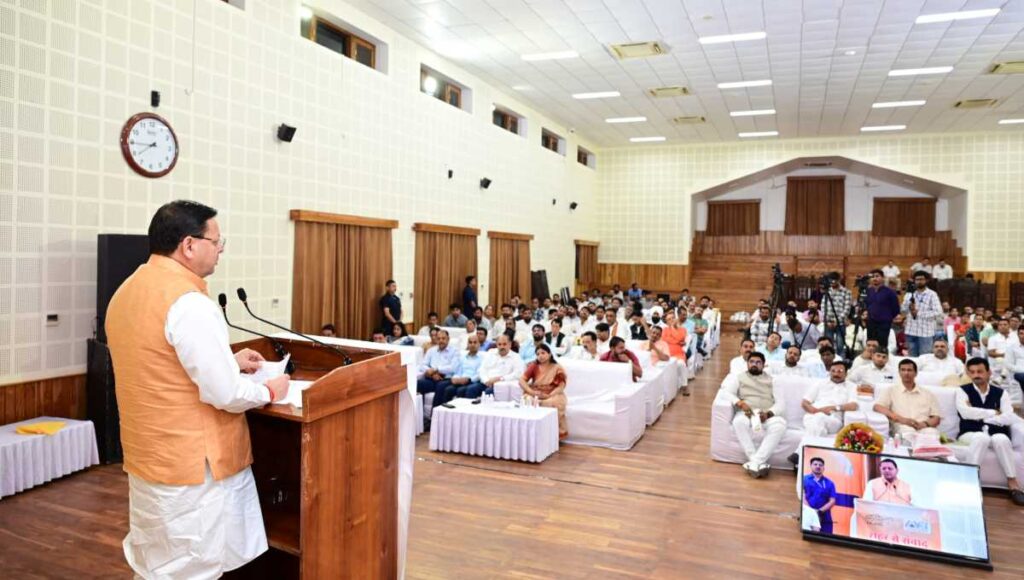 सीएम धामी ने नगर निगम महापौर एवं नगर पालिका अध्यक्षों