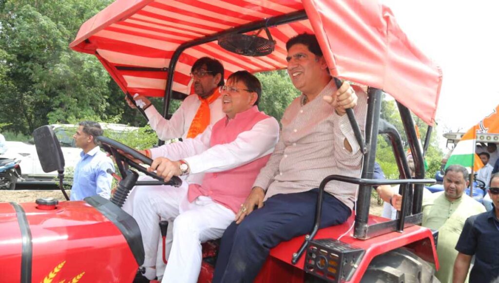 ट्रैक्टर की स्टेयरिंग पर सीएम धामी: जनता से जुड़कर ही
