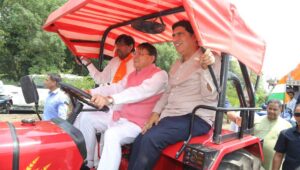 ट्रैक्टर की स्टेयरिंग पर सीएम धामी: जनता से जुड़कर ही होता है सच्चा नेतृत्व