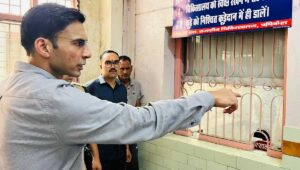 चिकित्सालय में संचालित चन्दन लैब में अव्यवस्थाओं पर भड़क़े डीएम;