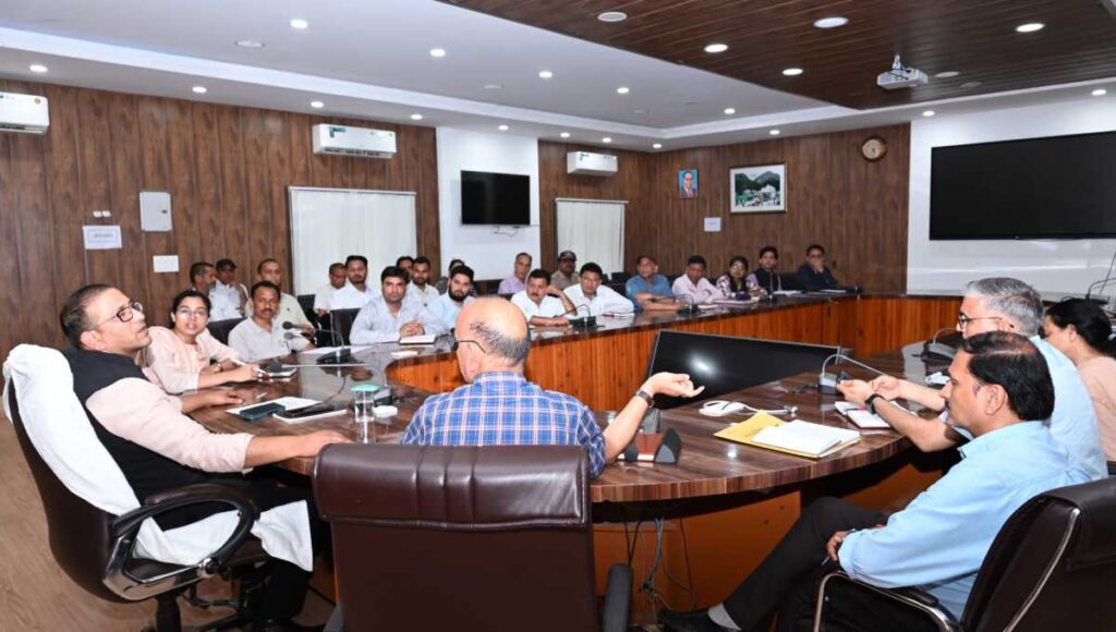 जिलाधिकारी प्रशांत आर्य ने आगामी पंचायत चुनावों को लेकर संबंधित