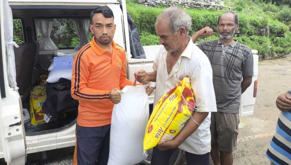 तहसील प्रशासन ऊखीमठ द्वारा प्रभावित क्षेत्र में राहत सामग्री का