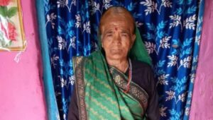 घर में सो रही बुजुर्ग महिला को उठा ले गया