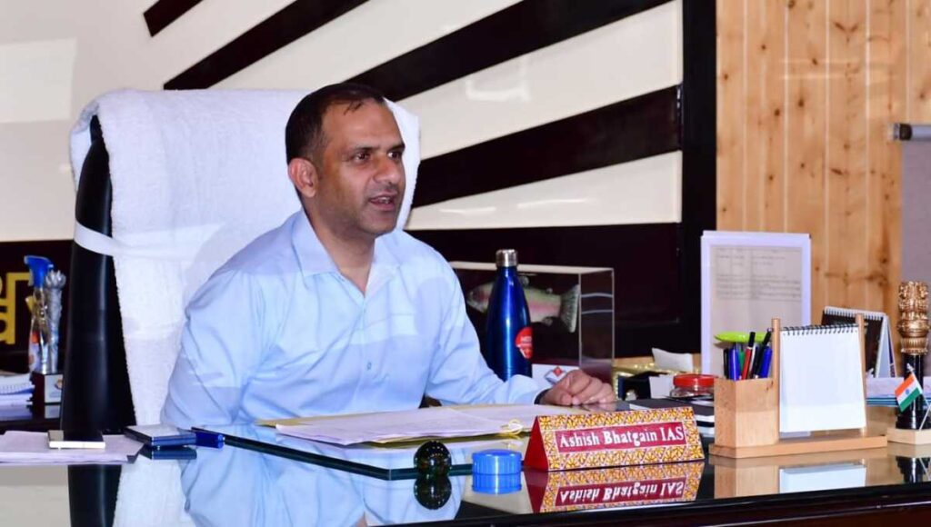 जिलाधिकारी आशीष भटगाई के नेतृत्व में इन गांवों के विस्थापन