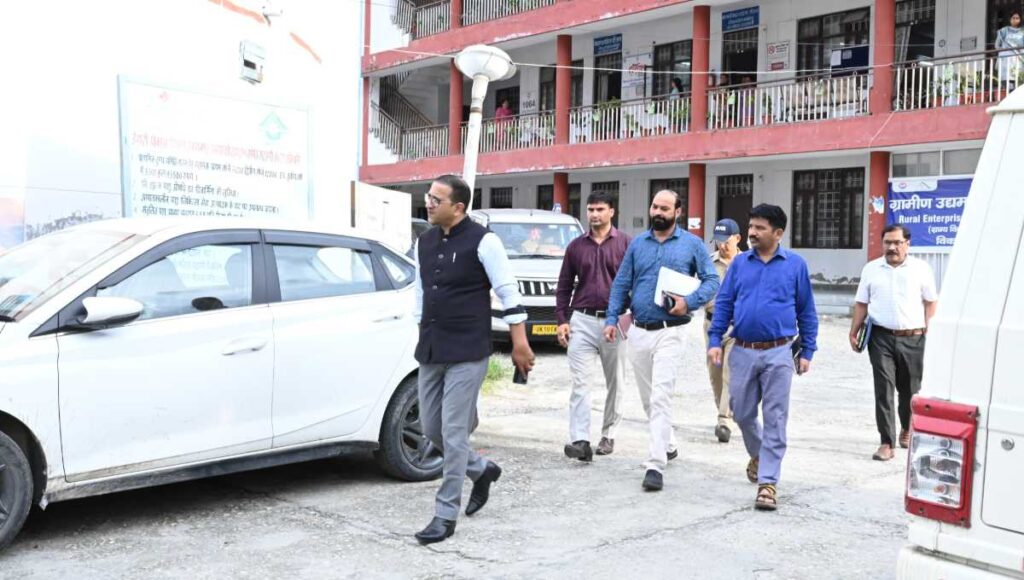 जिलाधिकारी प्रशांत आर्य ने विकास भवन का औचक निरीक्षण कर