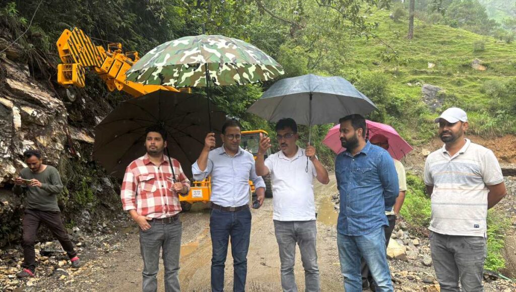 जिलाधिकारी ने यमुनोत्री हाइवे पर ओजारी और स्यानचट्टी क्षेत्रों का निरीक्षण किया