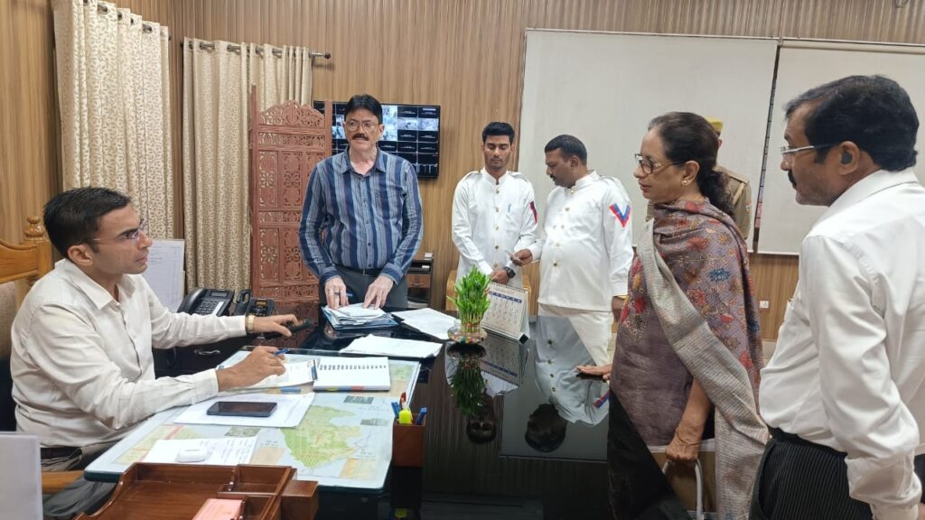 बड़ी संख्या में अपनी छोटी-छोटी समस्या लेकर डीएम तक पंहुच रहे फरियादी; समाधान भी मौके पर ही