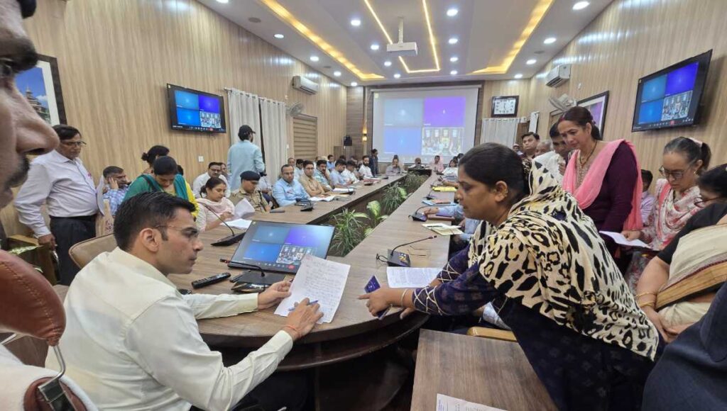 पति की मृत्यु उपरान्त मृतक आश्रित कोटे से नौकरी को दर-दर भटक रही 2 बच्चों की मॉ रेनू, डीएम ने लिया संज्ञान