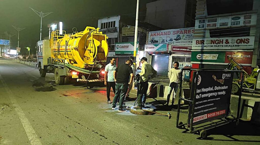 बारिश और भूस्खलन से सड़क अवरूद्व होने पर प्रशासन का