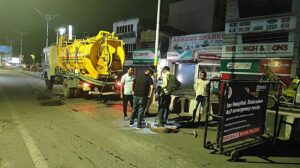बारिश और भूस्खलन से सड़क अवरूद्व होने पर प्रशासन का