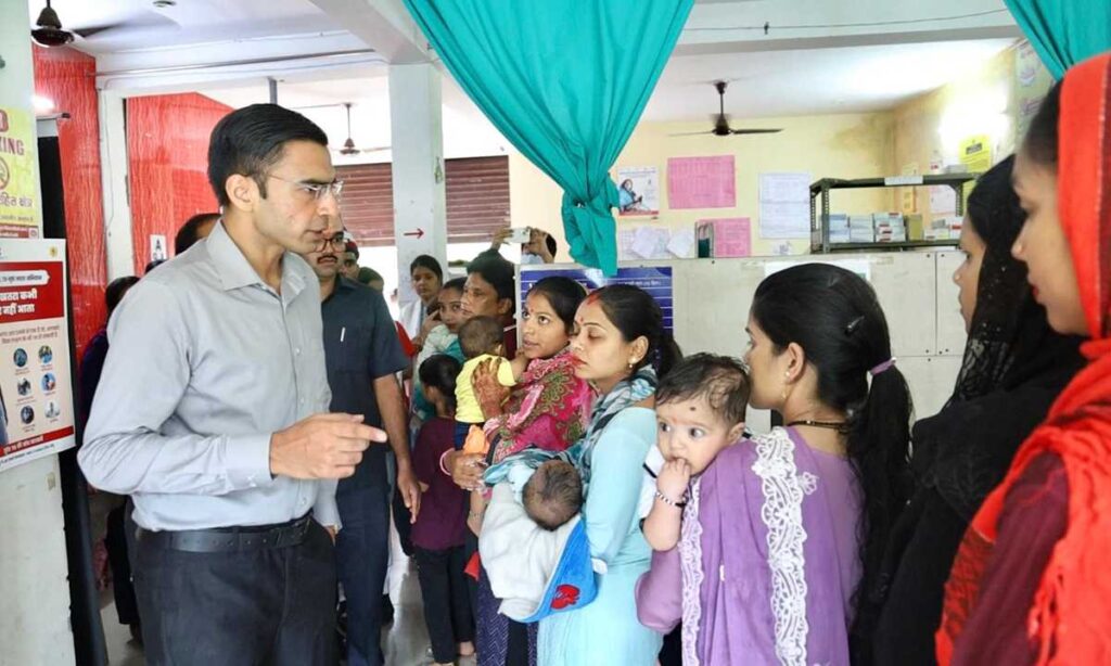 डॉक्टर नदारद; एएनएम, एलटी, नर्स की भूतिया एंट्री मिली, दवाईंया