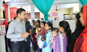 डॉक्टर नदारद; एएनएम, एलटी, नर्स की भूतिया एंट्री मिली, दवाईंया