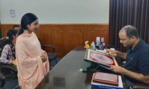 चंपावत के युवा प्रतिभाओं को मंच दे रहे जिलाधिकारी, कर