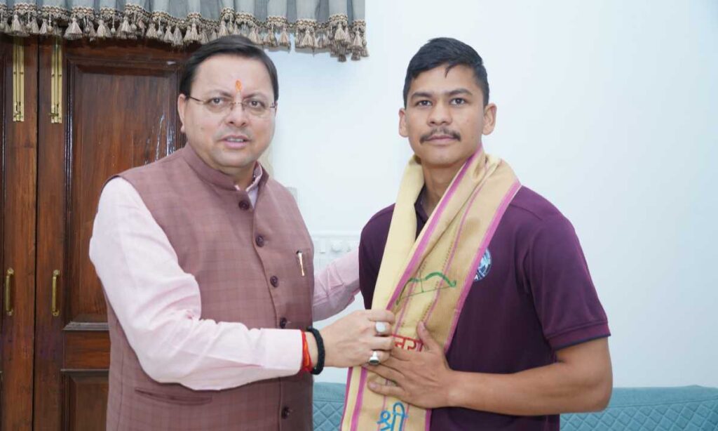 मुख्यमंत्री ने माउंट एवरेस्ट पर सफलतापूर्वक चढ़ने वाले चम्पावत के