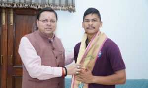 मुख्यमंत्री ने माउंट एवरेस्ट पर सफलतापूर्वक चढ़ने वाले चम्पावत के