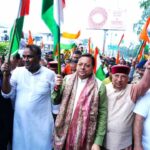 सीएम धामी ने देहरादून में जनप्रतिनिधियों, हजारों की संख्या में युवाओं, छात्र-छात्राओं, महिलाओं एवं बच्चों के साथ तिरंगा यात्रा का नेतृत्व किया