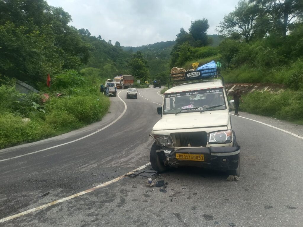 बोलेरो और वेगनार की आपस में टक्कर, बाल-बाल बचे यात्री