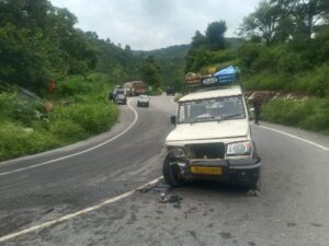 बोलेरो और वेगनार की आपस में टक्कर, बाल-बाल बचे यात्री