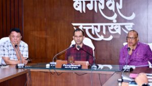 बागेश्वर: जिलाधिकारी ने सीएम हेल्पलाइन शिकायतों के त्वरित निस्तारण के