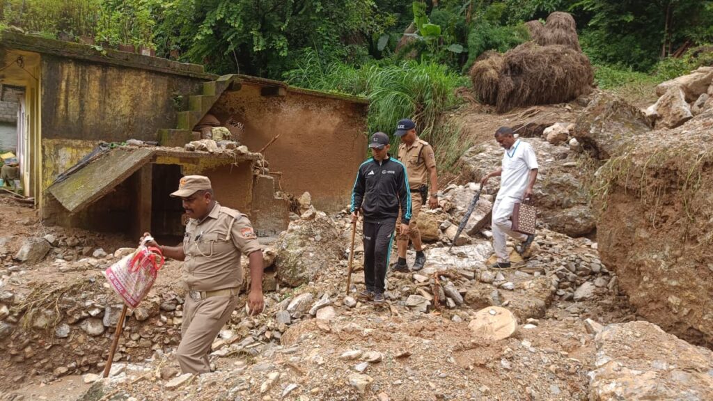 डीएम बागेश्वर पहुंचे पौंसारी एवं बैसानी क्षेत्र का निरीक्षण करने,