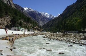 गंगोत्री की जलकथा बदल रही है: बर्फ़ घट रही, बारिश