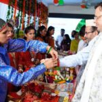 मुख्यमंत्री धामी को विभिन्न महिला स्वयं सहायता समूहों से जुड़ी बहनों ने राखी बाँधी