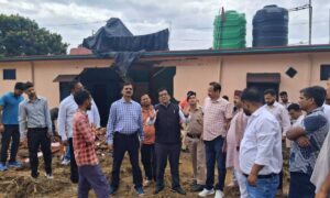 देवत गांव में पत्थर गिरने की घटना के बाद जिलाधिकारी
