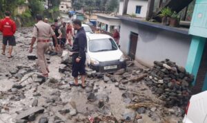 चमोली जिले के थराली इलाके में बीती रात बादल फटने