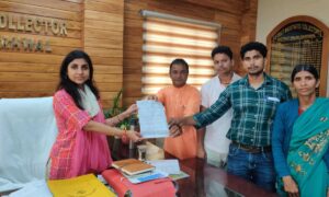 भालू की दहशत से डीएम और एसडीओ वन विभाग से मिला ग्रामीण शिष्टमंडल
