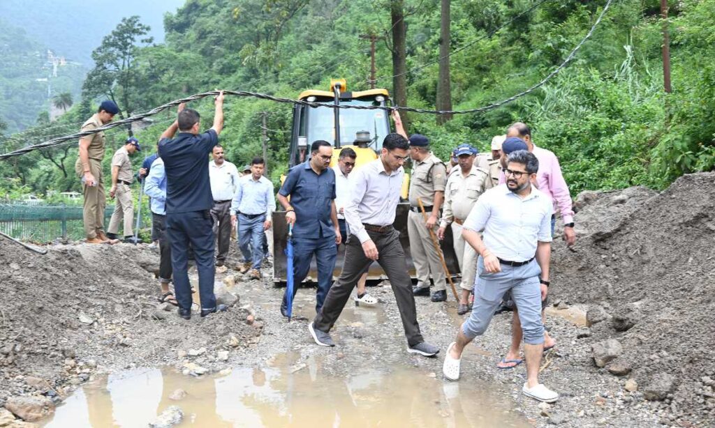 आपदा पीडितों से मिले डीएम, हर संभव मदद का दिया