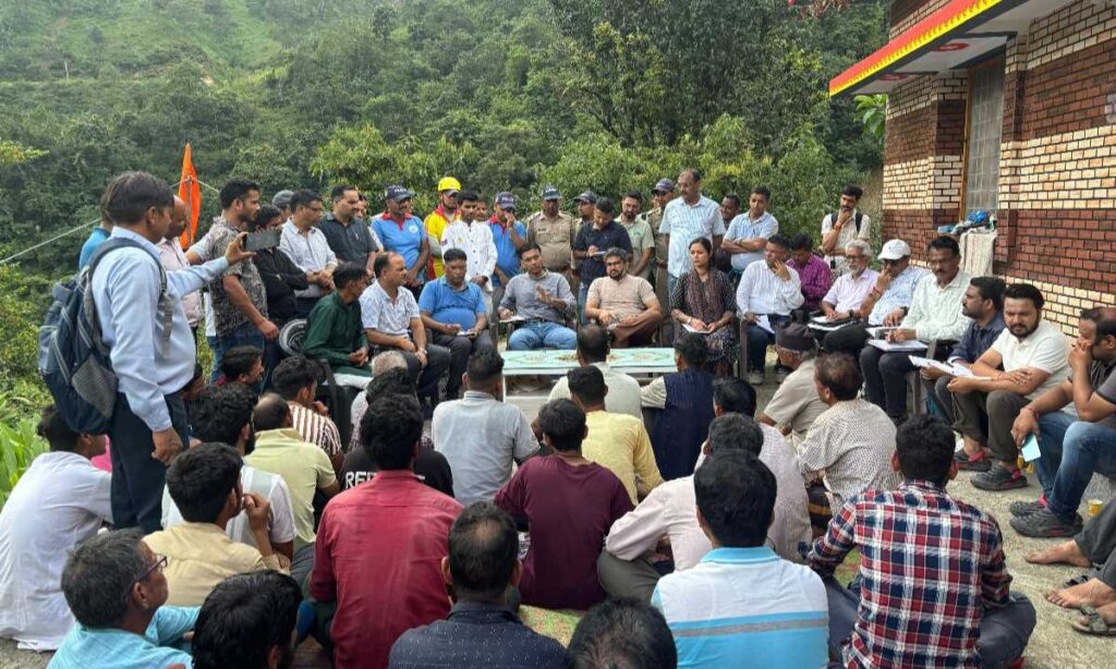 ढाई घंटे का पैदल सफर कर फुलेत पंहुचकर डीएम ने
