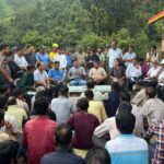 ढाई घंटे का पैदल सफर कर फुलेत पंहुचकर डीएम ने