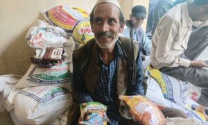 आपदाग्रस्त क्षेत्रों में जिला प्रशासन ने प्रभावित लोगों को वितरित