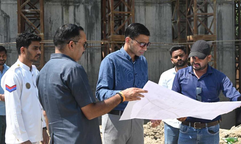 ओवरब्रिज कार्यों की धीमी गति पर डीएम नाराज; कार्यदायी संस्था