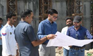 ओवरब्रिज कार्यों की धीमी गति पर डीएम नाराज; कार्यदायी संस्था