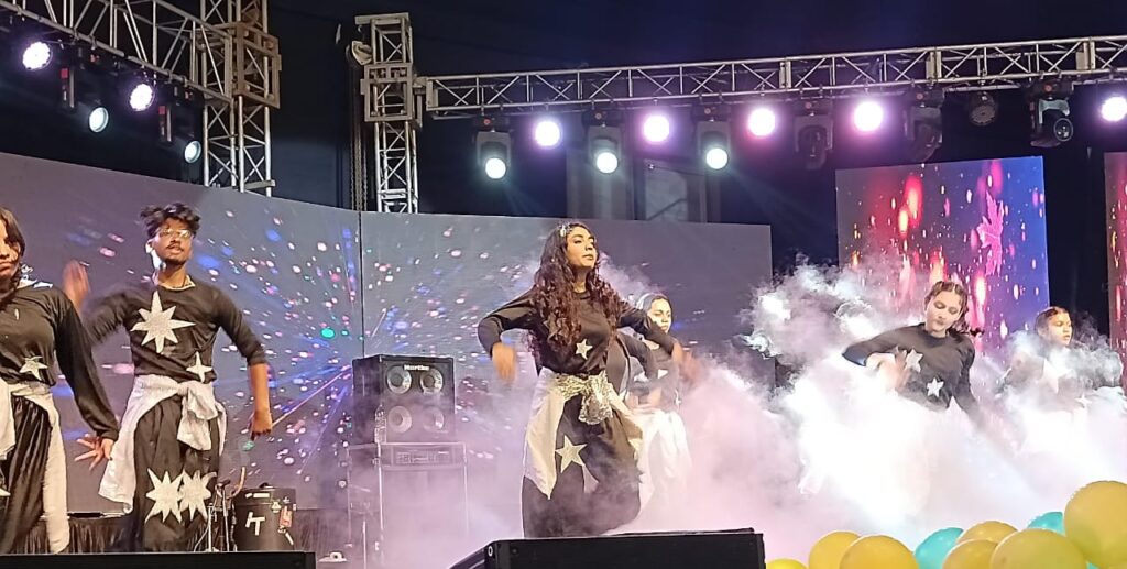 बॉलीवुड सिंगर इशिका सहगल के मधुर गानो से सराबोर हुआ जीआरडी कॉलेज का प्रागंण